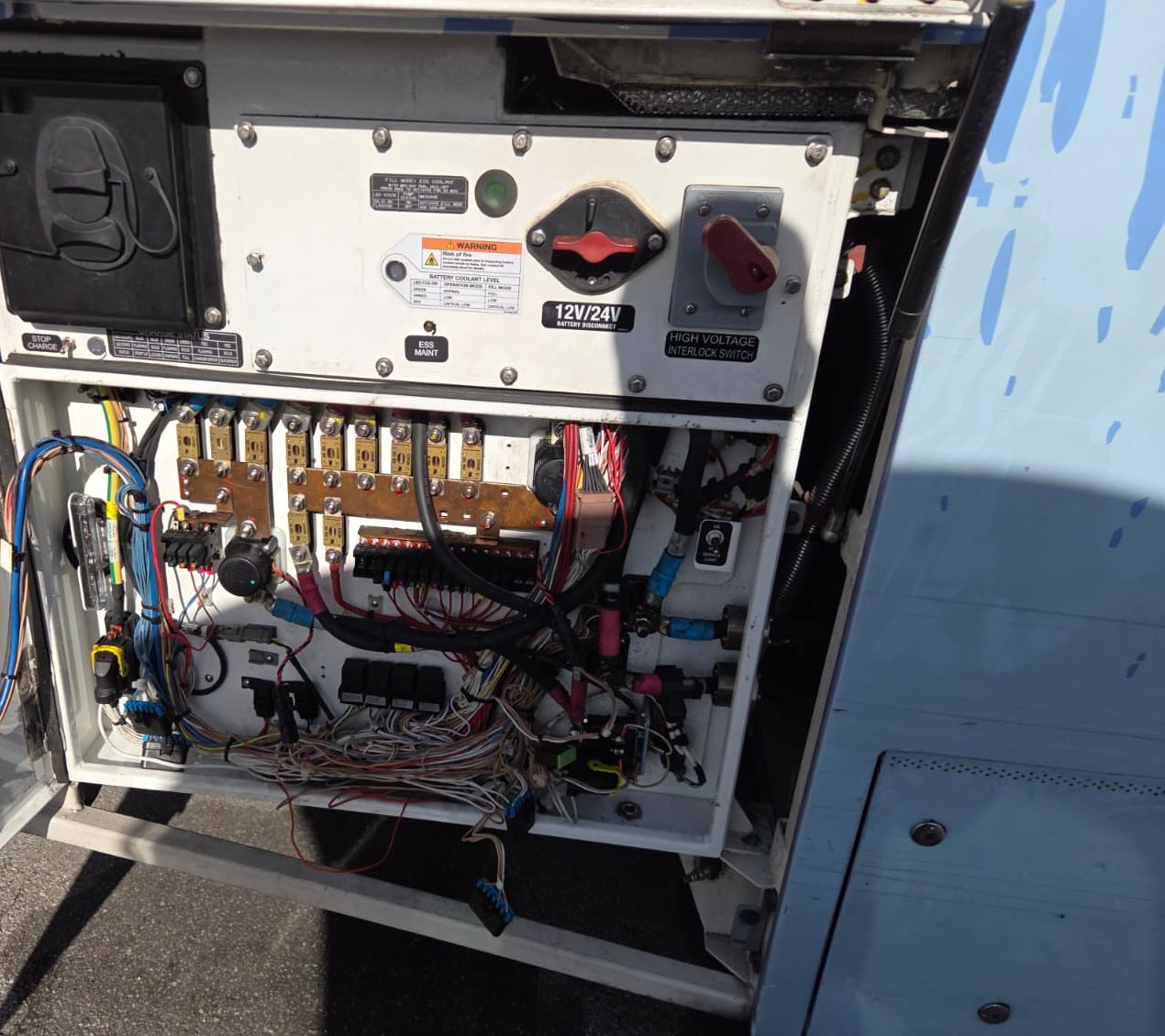 Panel de 12V/24V y alta tensión del autobús, abierto