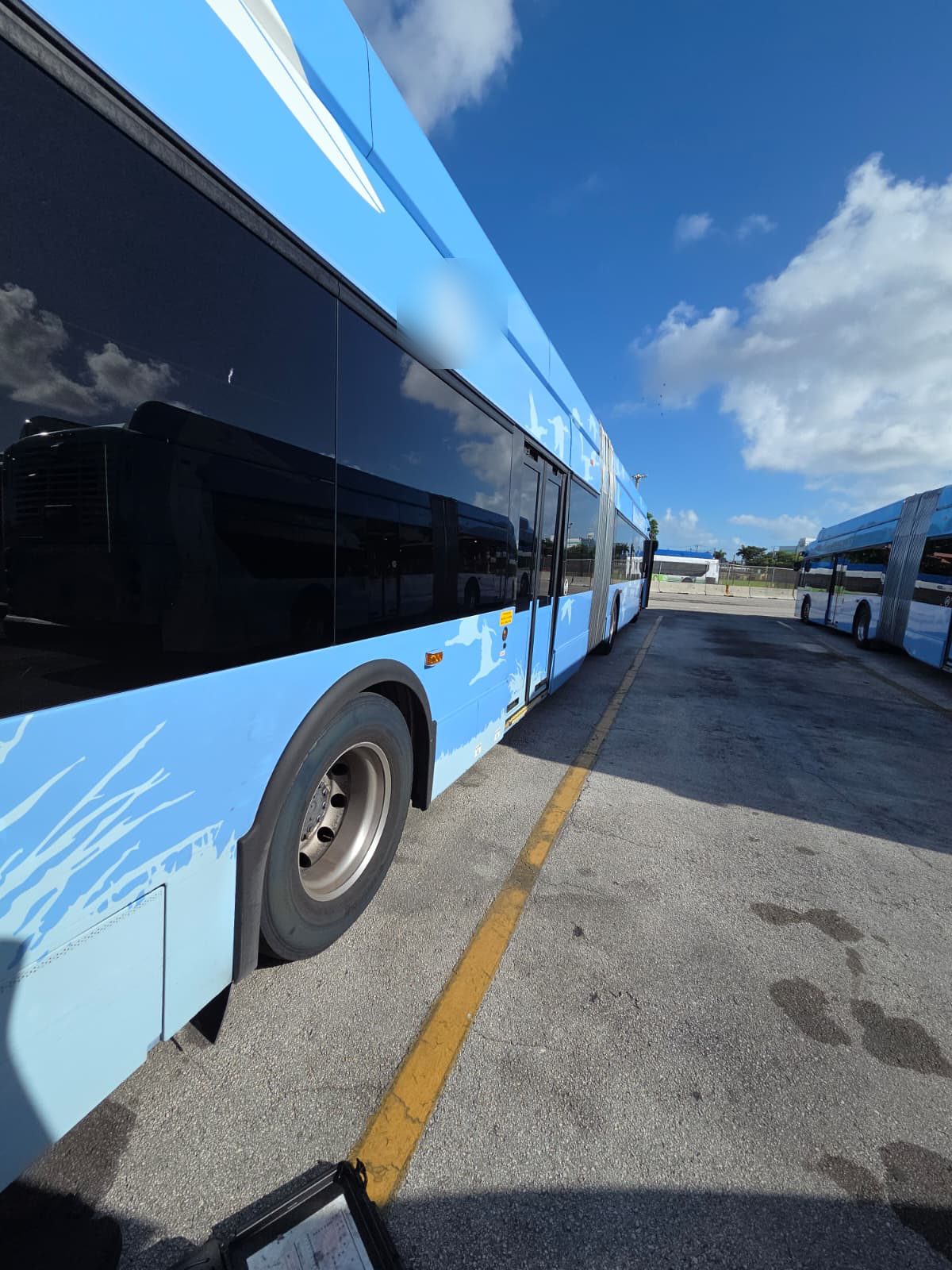 Autobús urbano eléctrico articulado aparcado en las cocheras