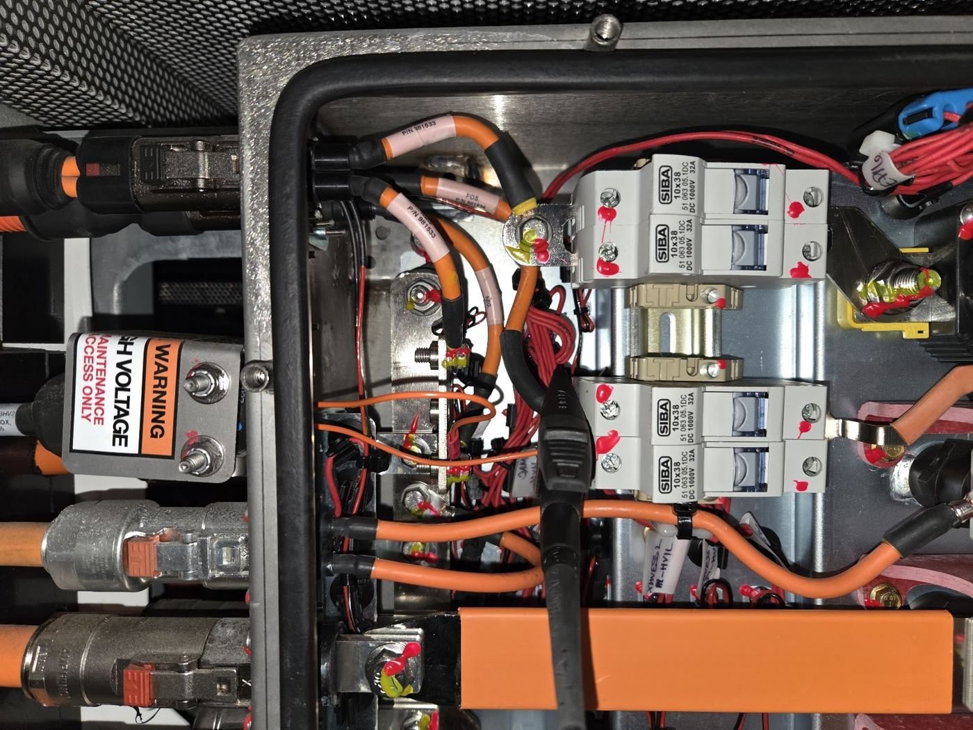 Caja de conexiones de alta tensión con fusibles, conectores y cableado naranja