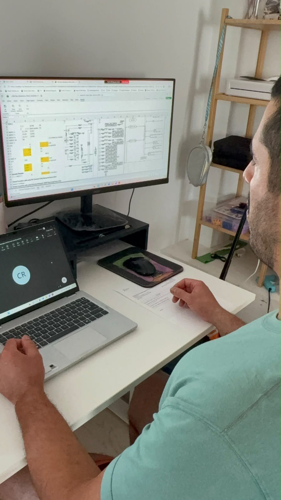 Sebastian en su escritorio diagnosticando un vehículo en remoto, con su hoja de diagnóstico y un esquema eléctrico en pantalla y el técnico en videollamada